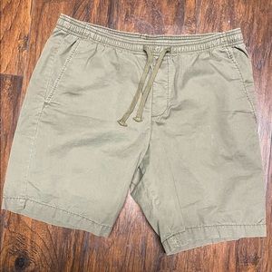GAP volleyball army green drawstring shorts (unisex) size men medium